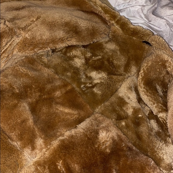 100% Genuine leather Shearling. Size Medium in Women’s but it’s really big! - Picture 4 of 4